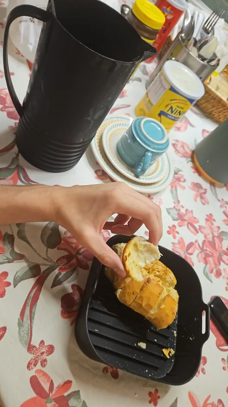 Foto de pão de alho semi comido